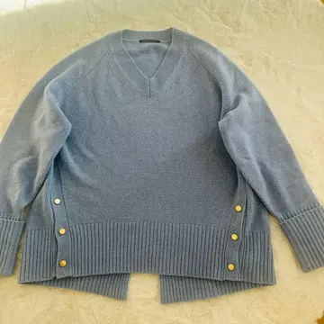 미사용 새상품 밴야드 스톰 V넥 니트