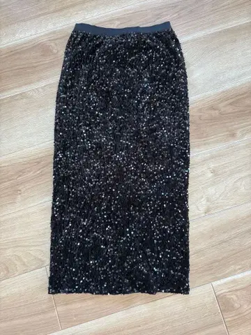 O.S.K 비즈 장식 블랙 타이트 스커트