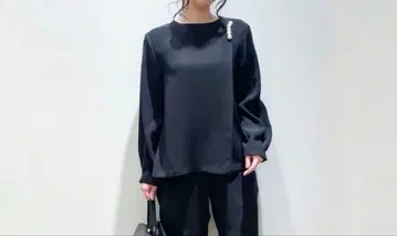 택 포함 새상품 가루다 더블 크로스 펄 조 디자인 블라우스 블랙 38