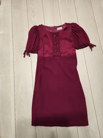 버건디 퍼프 슬리브 원피스