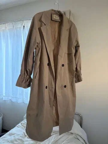 베이지 더블 브레스트 트렌치코트