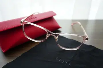 GUESS 핑크 안경 케이스 포함