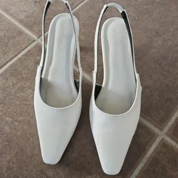 화이트 슬링백 하이힐 5