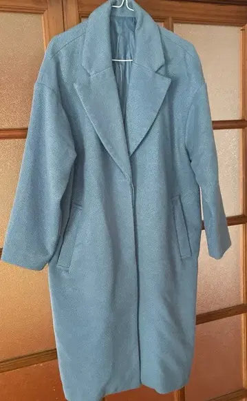 라이트 블루 롱 코트 포켓 부착