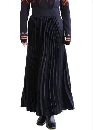 마메 Curved Pleated Flared Skirt 네이비 2사이즈