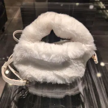 OPAQUE.CLIP 화이트 퍼 숄더백 벨트 탈부착 가능