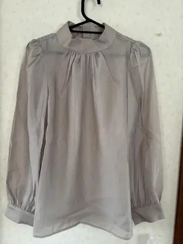 그레이 쉬폰풍 긴팔 블라우스 백 버튼 포함