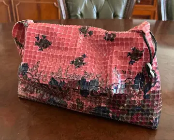 핑크 플라워 무늬 핸드백 뉴욕