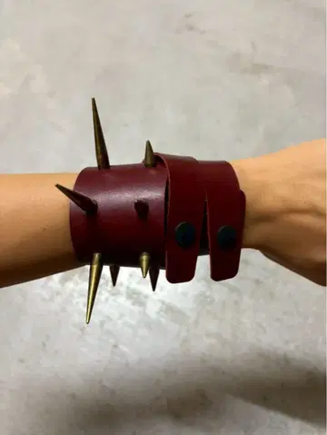 keimfleck spike choker bracelet