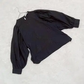 새상품급 [노웨엠] (F) 플라워 자수 블라우스 눈물 트임 페미닌 깔끔한