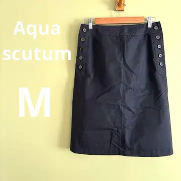 아쿠아 스큐텀 블랙 버튼 무릎 기장 스커트 레나운