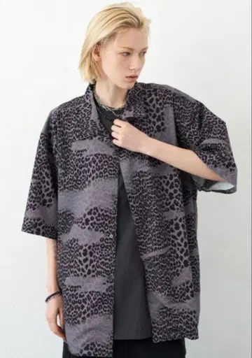 AIVER 흐릿한 레오파드 오픈 카라 셔츠