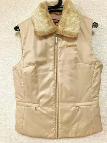 카라 퍼 부착 베이지 슬리브리스 충전솜 베스트 U.P renoma