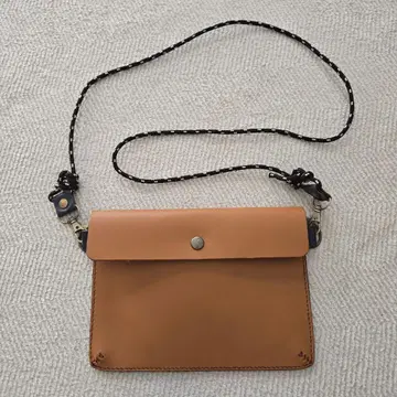 브라운 가죽 사코슈