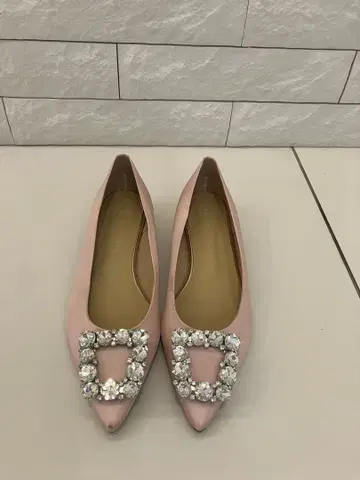 버스티 바쉬 비쥬 장식 핑크 새틴 펌프스