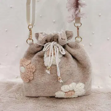 꽃무늬 자수 베이지 숄더백