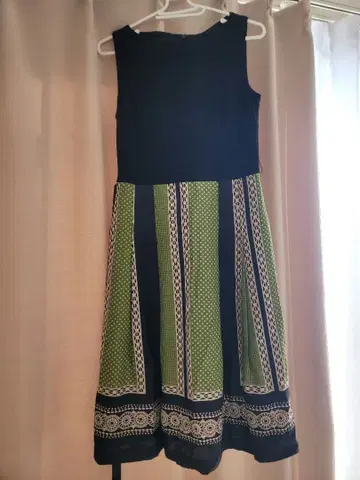 발표회 파티용 슬리브리스 원피스 블랙과 그린 스트라이프