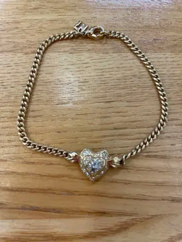 니나리치 골드톤 하트 참 팔찌