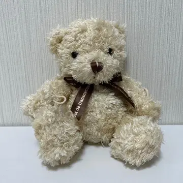 크림색 곰 모양 봉제 인형