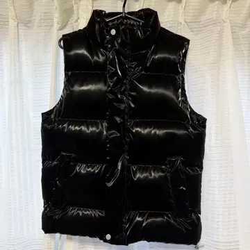 광택 블랙 다운 베스트