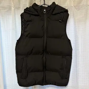 블랙 다운 베스트 후드 부착