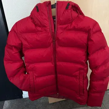 UNIQLO 빨간색 다운 자켓 M 사이즈