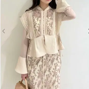 자수 스위칭 블라우스 릴리 브라운
