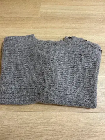 그레이 버튼 니트 스웨터