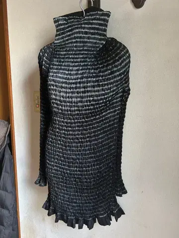 플리츠 플리츠 리브 하이넥 상의 블랙/화이트