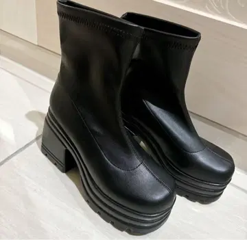 블랙 통굽 힐 부츠