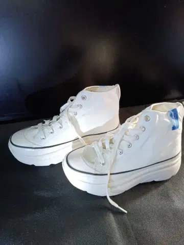 AKIII CLASSIC 화이트 통굽 하이컷 스니커즈 미사용 새상품