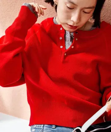 숏 스냅 버튼 래글런 헨리넥 니트