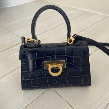 카르보티 네이비 악어 무늬 미니 숄더백