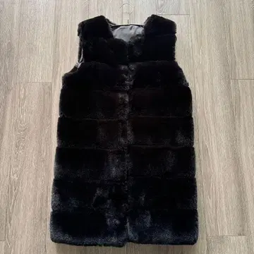 퍼 달린 블랙 베스트