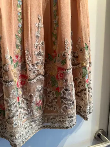 랄프 로렌 자수 베이지 플레어 스커트 무릎 기장