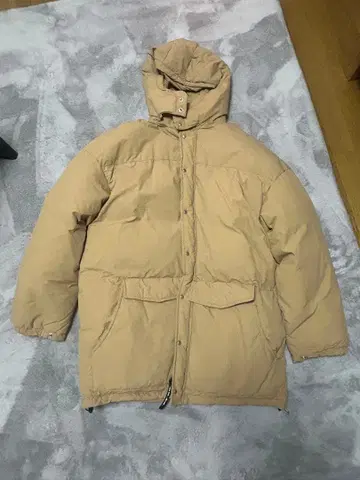 베이지 후드 부착 다운 자켓