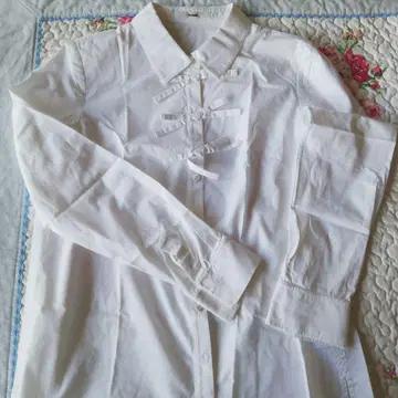 르네. 화이트 리본 셔츠입니다.