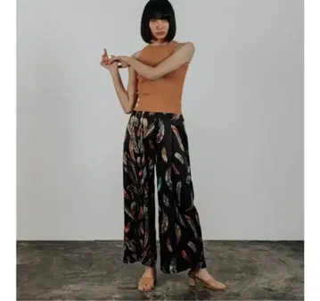 [ 새상품급 ] ONISM 온이즘 실크 100% 페더 프린트 와이드 팬츠