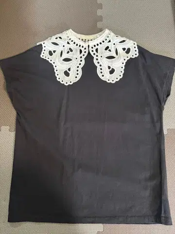 레이스 카라 부착 블랙 반팔 T셔츠 블랙 옷깃 탈부착 가능