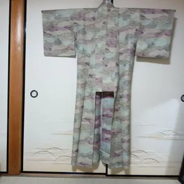 옅은 보라색과 그린의 물결 무늬 코몬 기모노