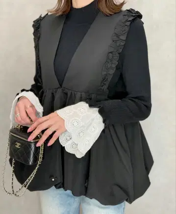 프릴 장식 블랙 볼륨 베스트