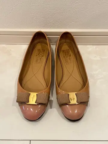 Ferragamo 베이지 플랫슈즈 리본 포함