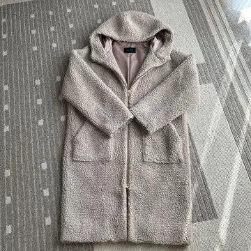 베이지 보아 후드 부착 롱 코트