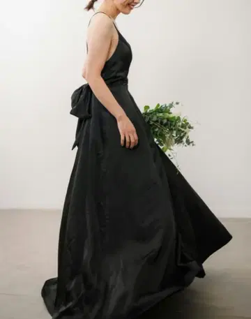 블랙 새틴풍 슬립 드레스