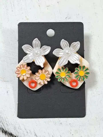 플루메리아와 얼굴 모티브의 귀걸이(핑크 x 그린)