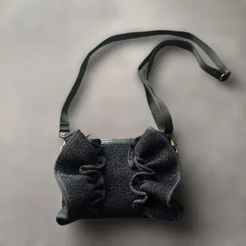 랩처 프릴 장식 블랙 메탈릭 숄더