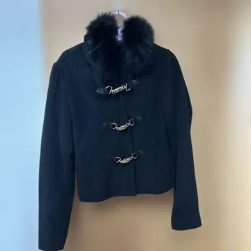 퍼가 달린 블랙 더플 코트