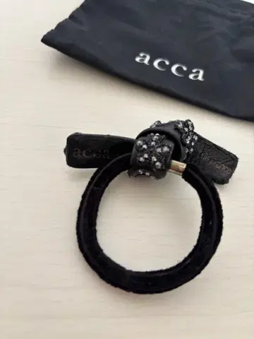 acca 비즈 장식 블랙 머리끈
