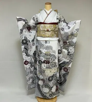 고급스러운 화이트 베이스의 국화와 모란 부풀린 직조 후리소데 풀세트