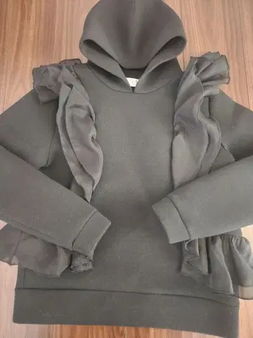 Chesty 프릴 장식 블랙 본딩 후드티